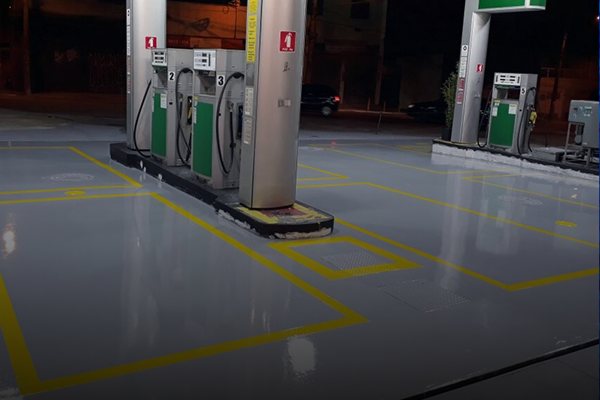 Piso epóxi de posto de combustível com demarcação amarela